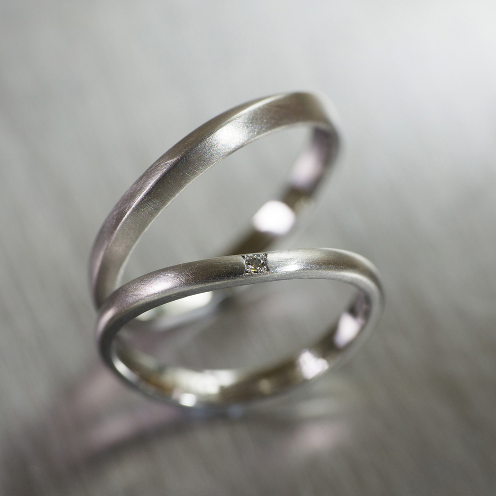 オーダーメイドマリッジリング　ジュエリーのアトリエ　作業場に指輪　プラチナ、ダイヤモンド　屋久島で作る結婚指輪