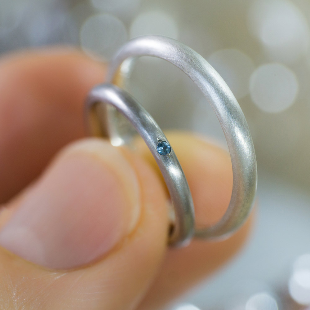 オーダーメイドマリッジリング　ジュエリーのアトリエ　手に指輪　プラチナ、シルバー　屋久島で作る結婚指輪