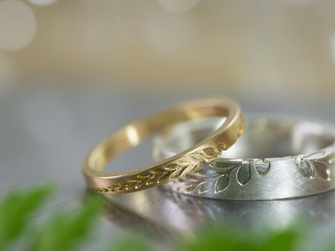 オーダーメイドマリッジリング、　屋久島のシダモチーフ　ゴールド、シルバー　ジュエリーのアトリエ　手に持って　屋久島でつくる結婚指輪