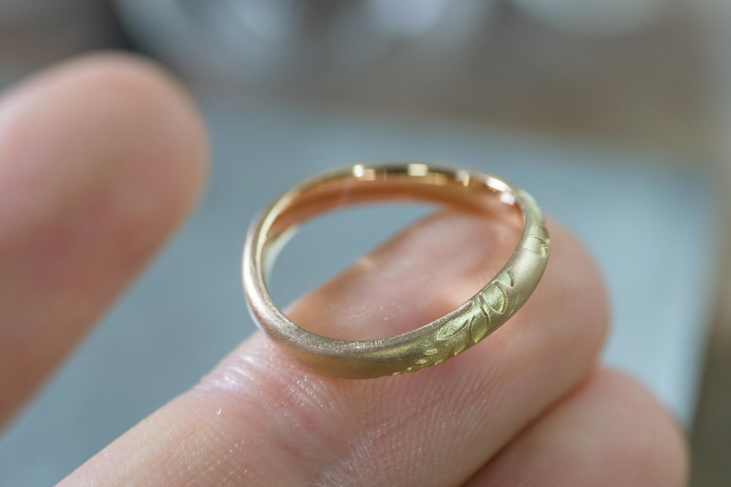オーダーメイドマリッジリング、ジュエリーのアトリエ　手に持って　イエローゴールド　屋久島のシダモチーフ　屋久島でつくる結婚指輪