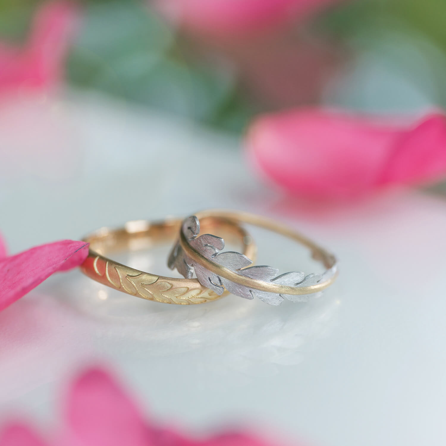 オーダーメイドマリッジリング　屋久島の緑バック　屋久島の山茶花とともに　ゴールド、プラチナ　屋久島のシダモチーフ　屋久島でつくる結婚指輪