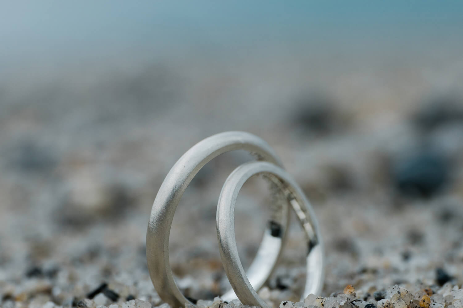オーダーメイドマリッジリング　砂の上　屋久島の海バック　シルバー　屋久島でつくる結婚指輪