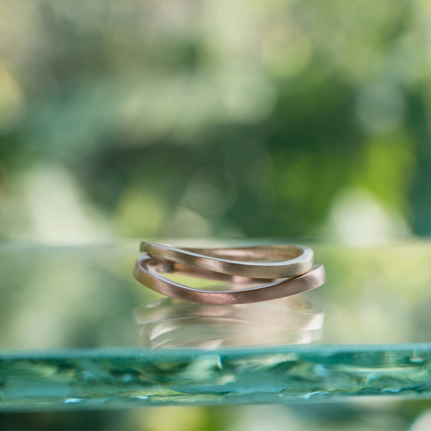 オーダーメイドマリッジリング　屋久島しずくギャラリーのディスプレイ　屋久島の緑バック　ゴールド　屋久島でつくる結婚指輪