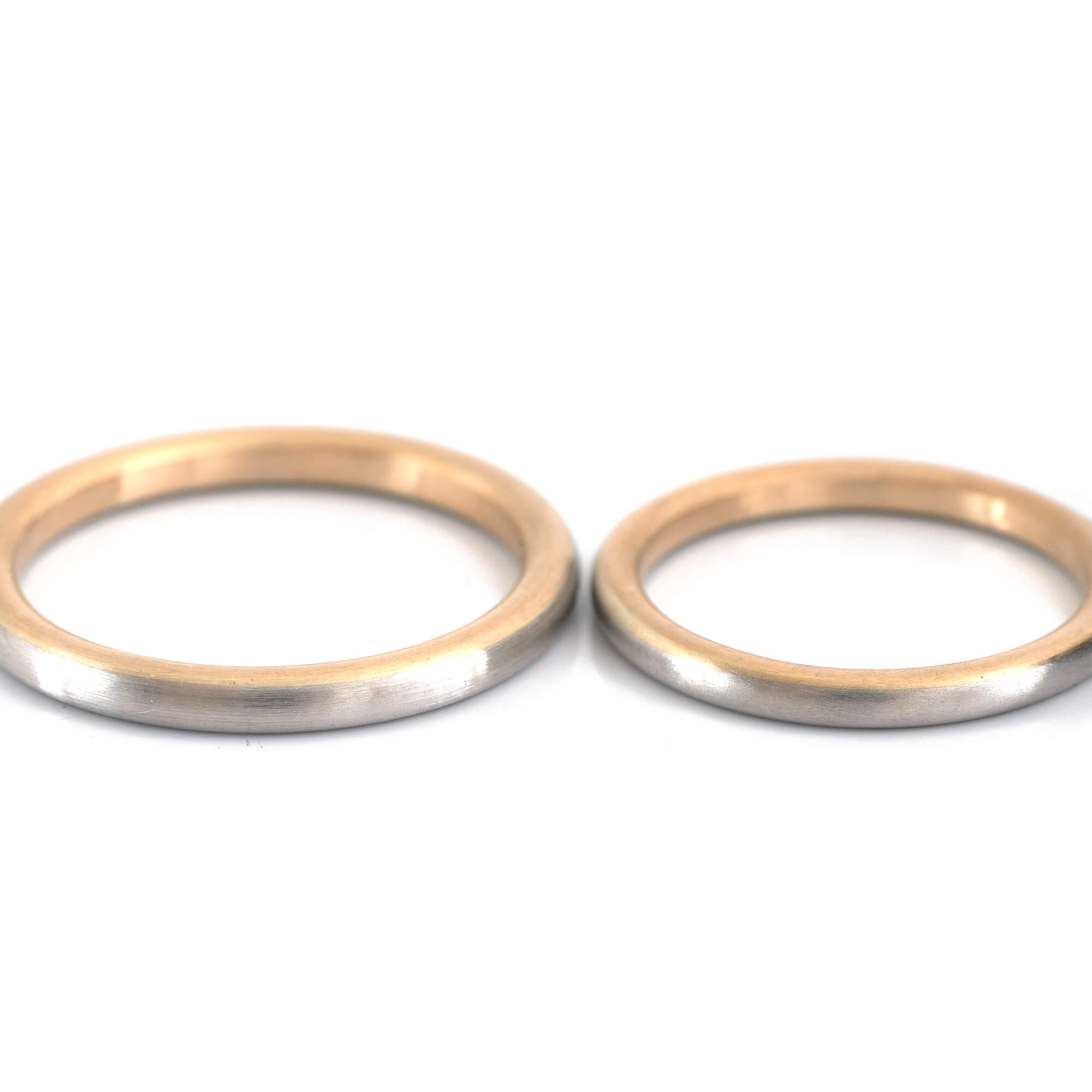 オーダーメイドマリッジリング　白バック　ゴールド、プラチナ　屋久島の水平線モチーフ　屋久島でつくる結婚指輪