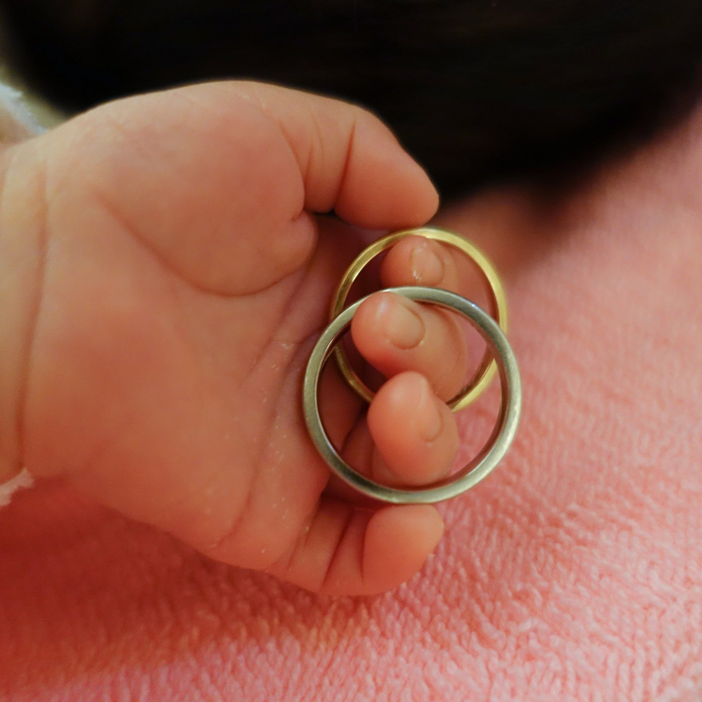赤ちゃんの手に結婚指輪　ゴールド、プラチナ　屋久島でつくる結婚指輪