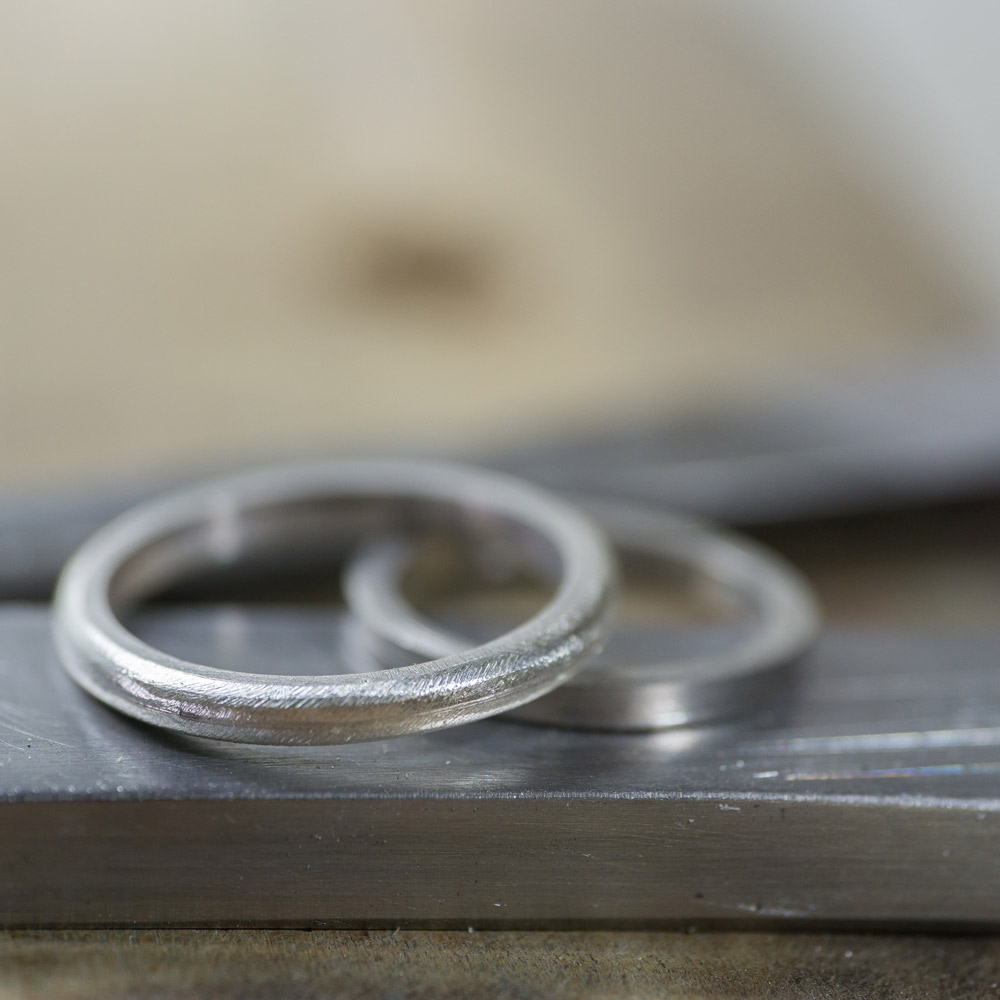 オーダーメイドマリッジリングの制作風景　ジュエリーのアトリエ　作業場に指輪　プラチナ、シルバー　屋久島で作る結婚指輪