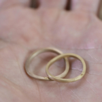 オーダーメイドマリッジリングの制作過程　ジュエリーのアトリエ　手のひらにリング2本　ゴールド　屋久島でつくる結婚指輪