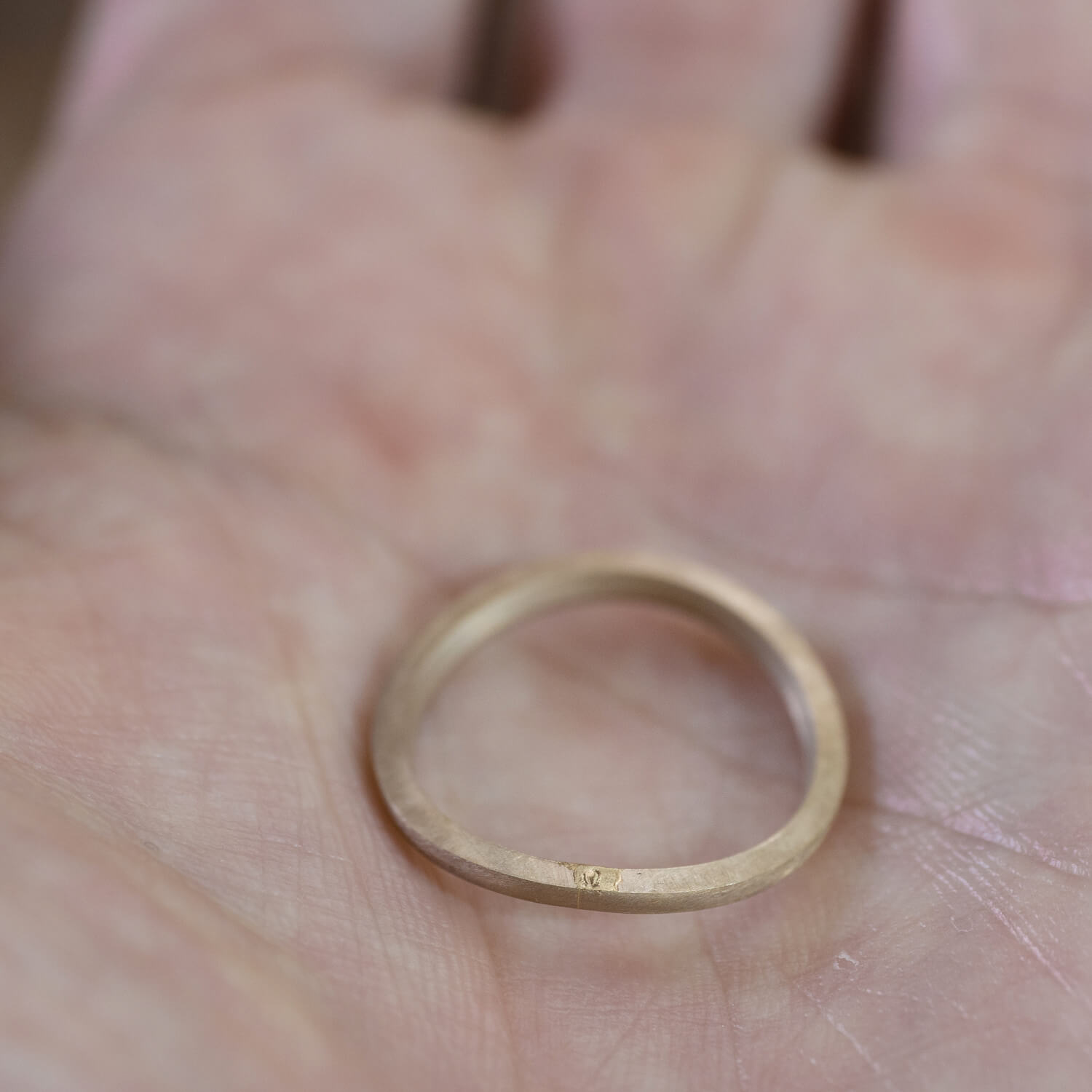 オーダーメイドマリッジリングの制作過程　ジュエリーのアトリエ　手のひらにリング　ゴールド　屋久島でつくる結婚指輪