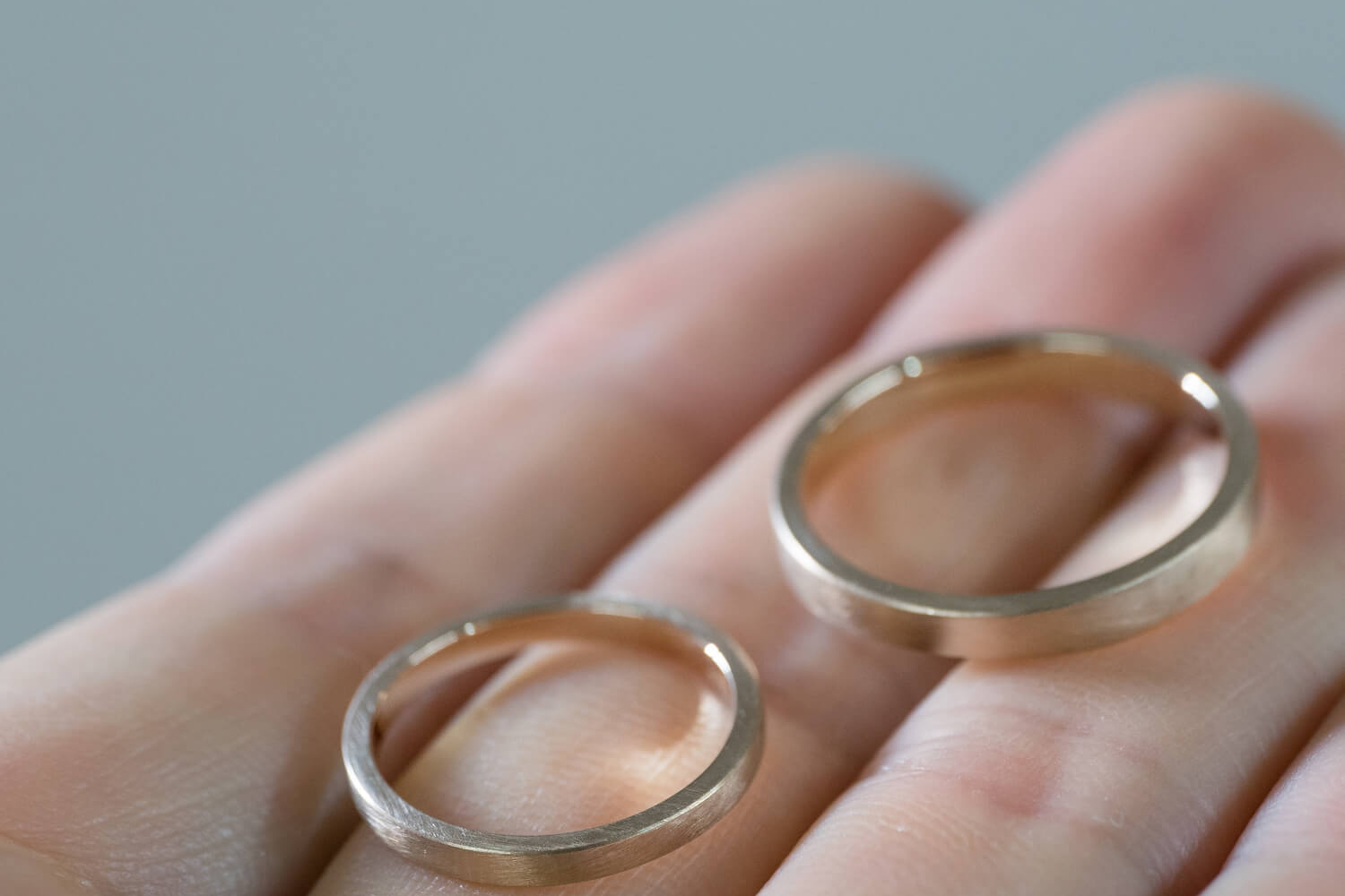 オーダーメイドマリッジリングの制作過程　屋久島ジュエリーのアトリエ　シャンパンゴールドのリング　手に　屋久島で作る絵結婚指輪