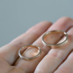 オーダーメイドマリッジリングの制作過程　屋久島ジュエリーのアトリエ　シャンパンゴールドのリング　手に　屋久島で作る絵結婚指輪