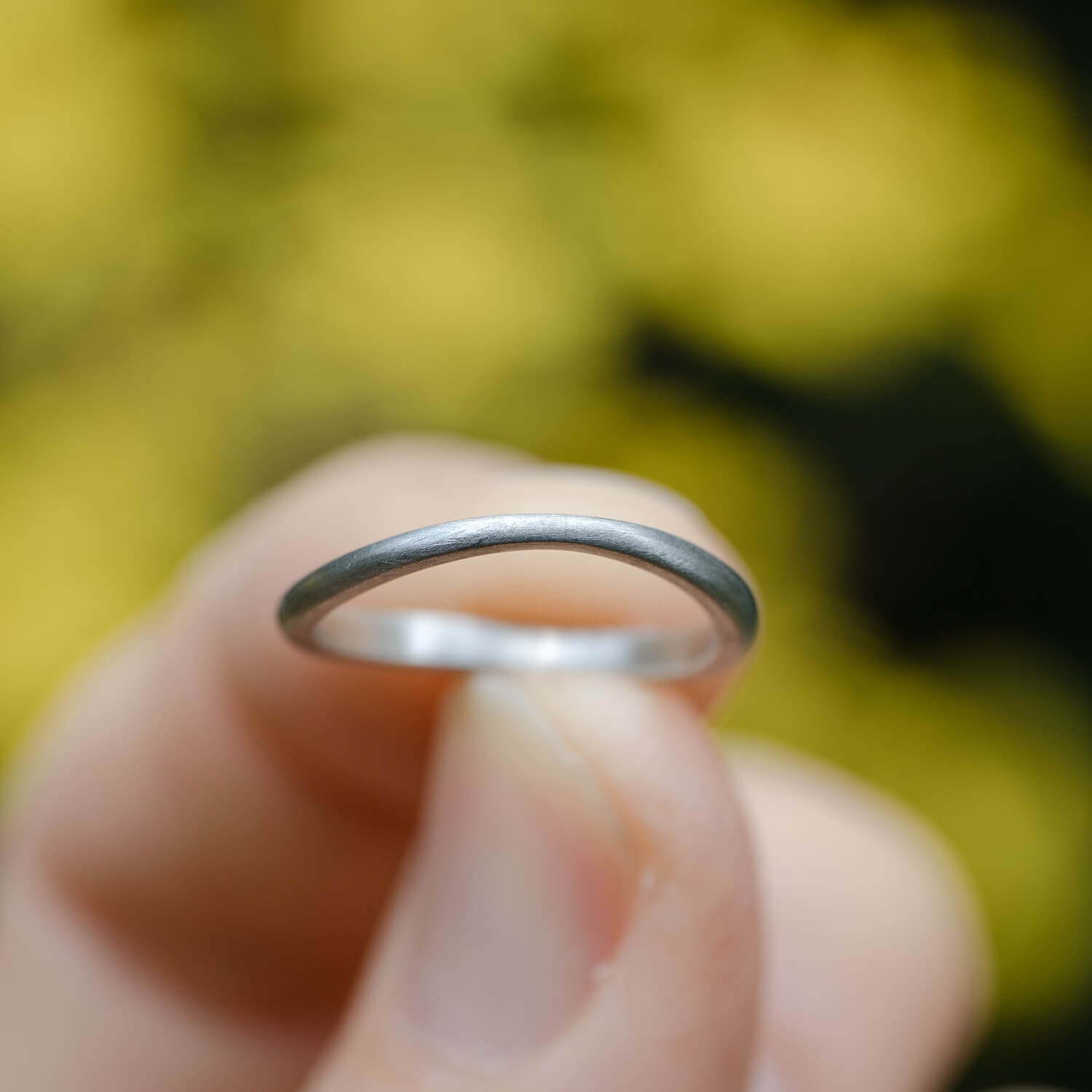 角度３　オーダーメイドマリッジリング　手に持って　屋久島の緑バック　プラチナリング　屋久島でつくる結婚指輪