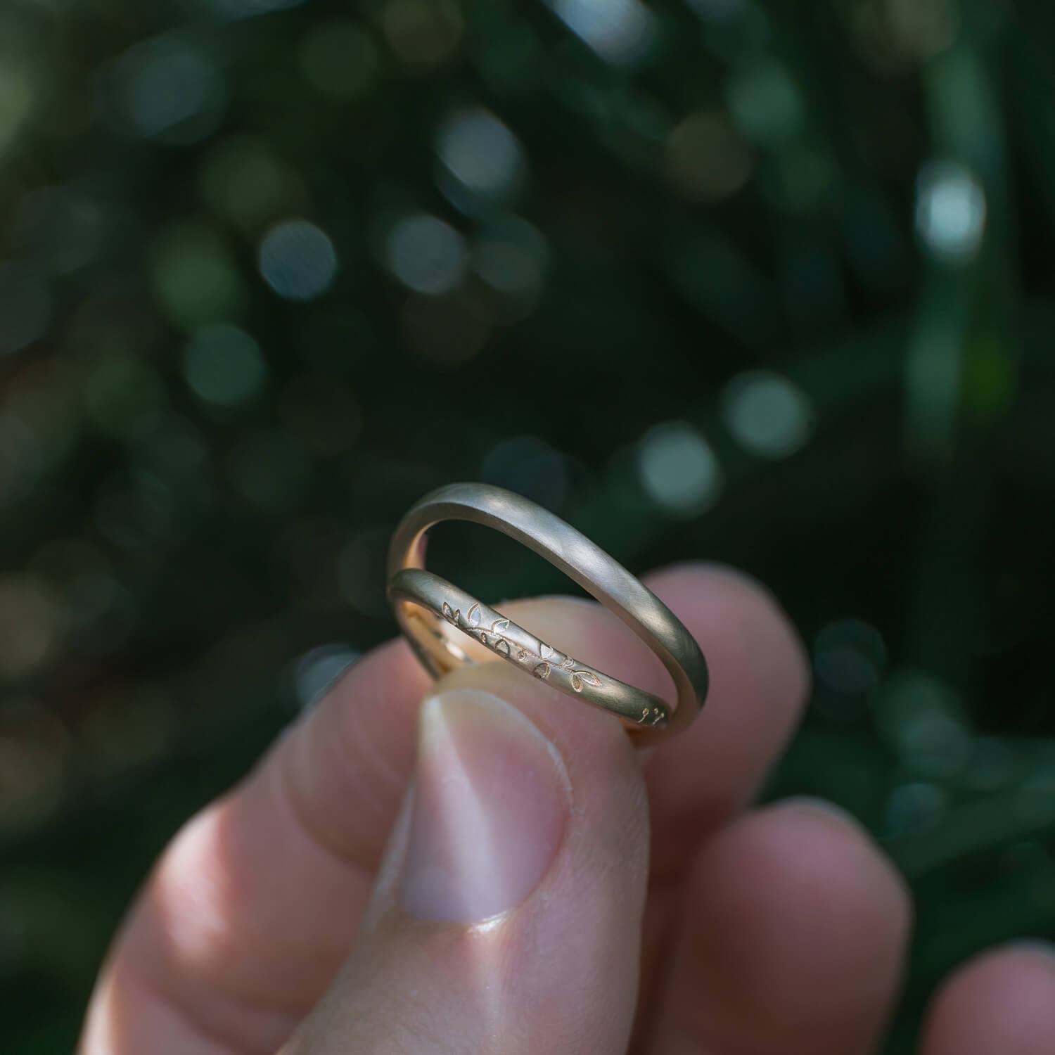 角度２　屋久島の緑バック　オーダーメイドマリッジリング　ゴールド　屋久島でつくる結婚指輪