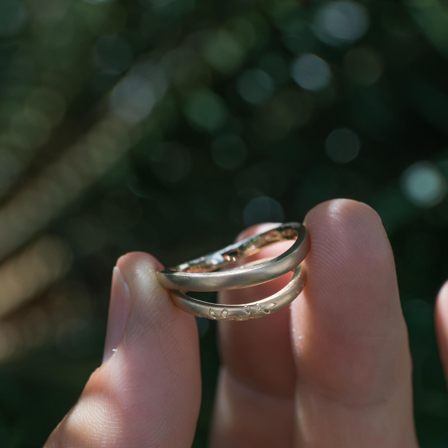 屋久島の緑バック　オーダーメイドマリッジリング　ゴールド　屋久島でつくる結婚指輪