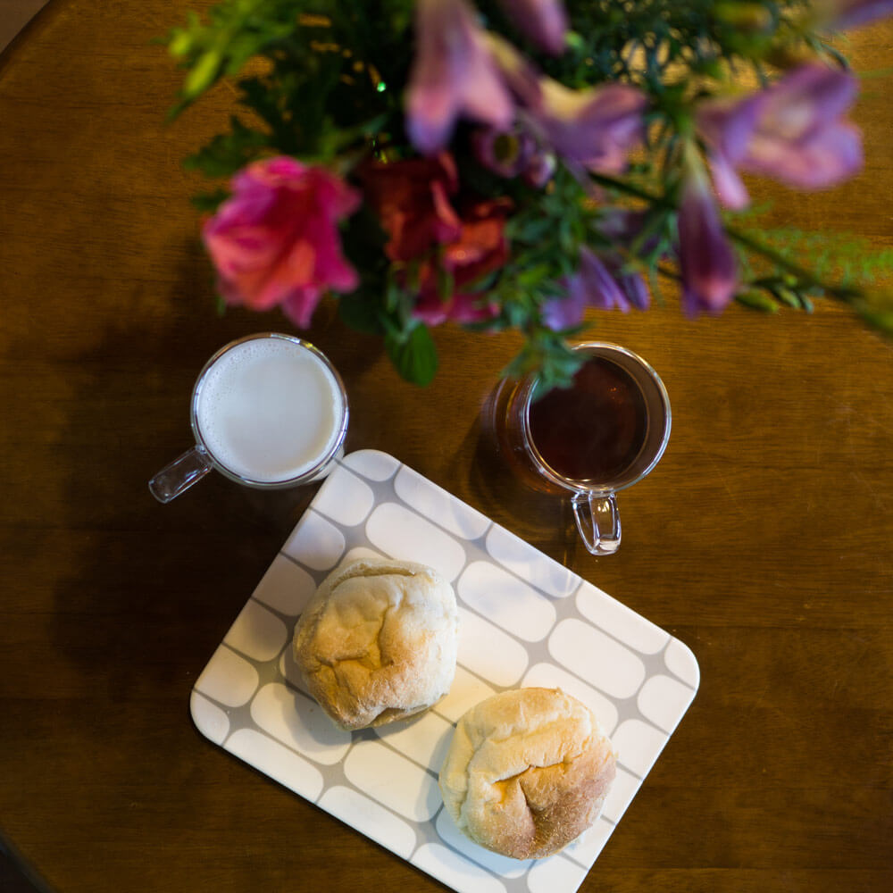 テーブルに花、パン、コーヒー　屋久島日々の暮らしとジュエリー