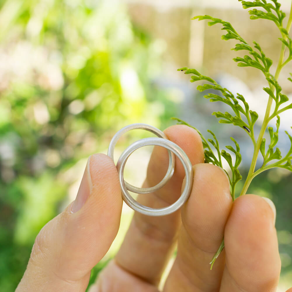 シルバーの葉っぱ　シルバーリング　屋久島の緑バック　屋久島でつくる結婚指輪