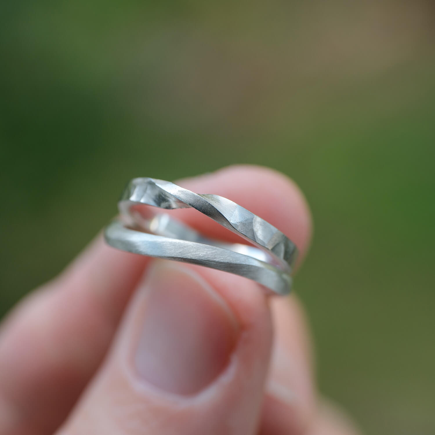 オーダーメイドマリッジリングのサンプル　屋久島の緑バック　シルバー　屋久島でつくる結婚指輪