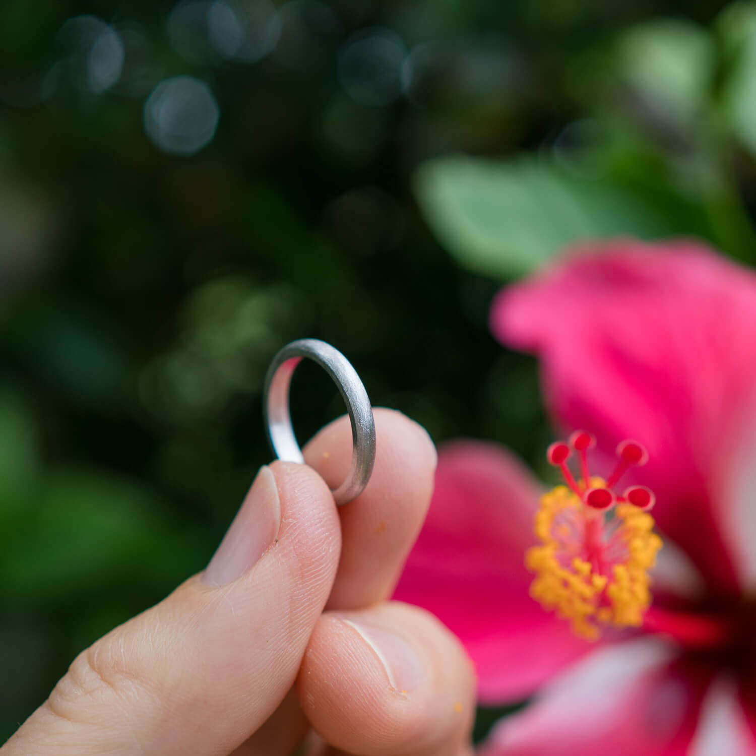 屋久島のハイビスカス　プラチナリングを手に　屋久島花とジュエリー　オーダーメイドマリッジリングのモチーフ　屋久島でつくる結婚指輪