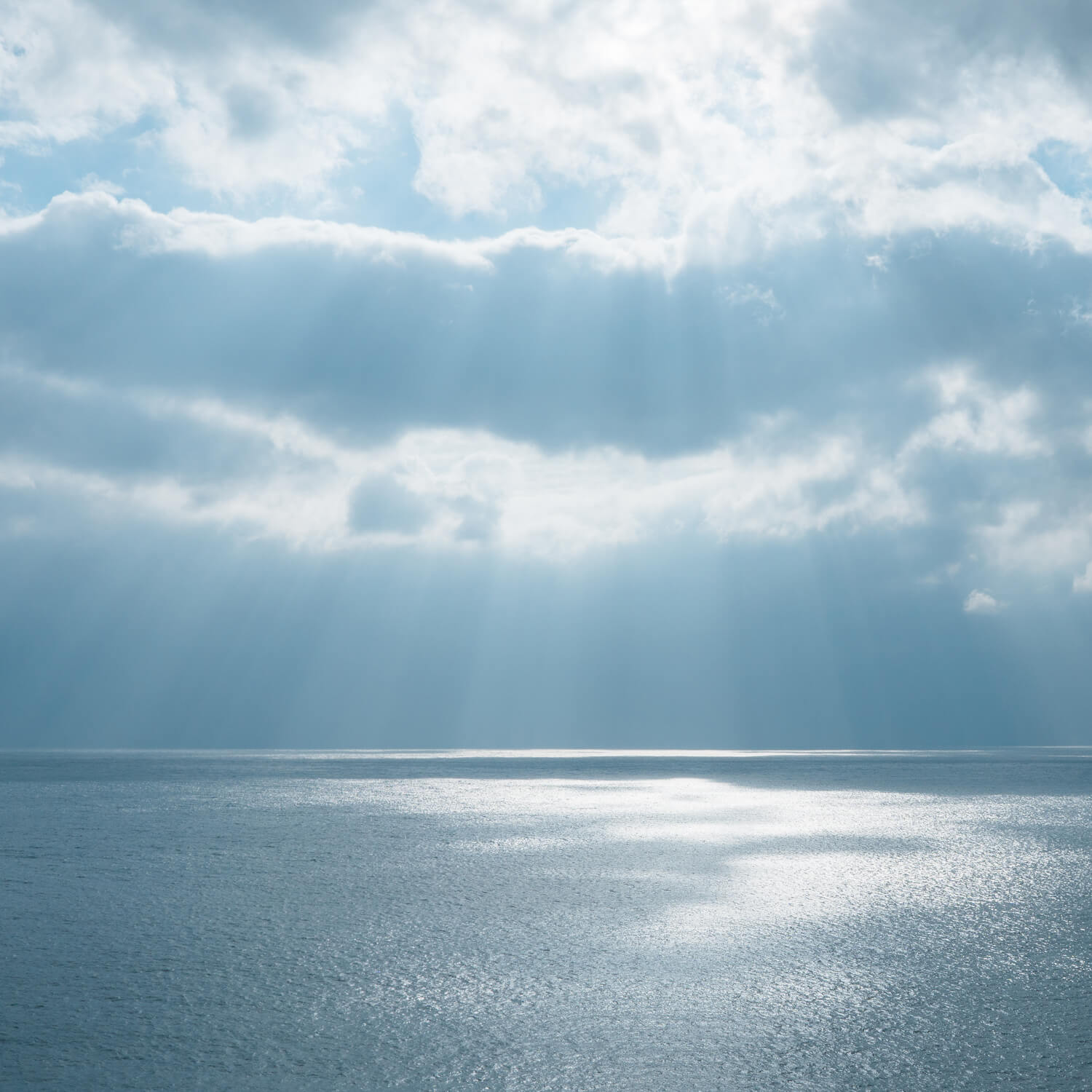 空から光のシャワーが降ってるように見えた海。海にまつわる結婚指輪