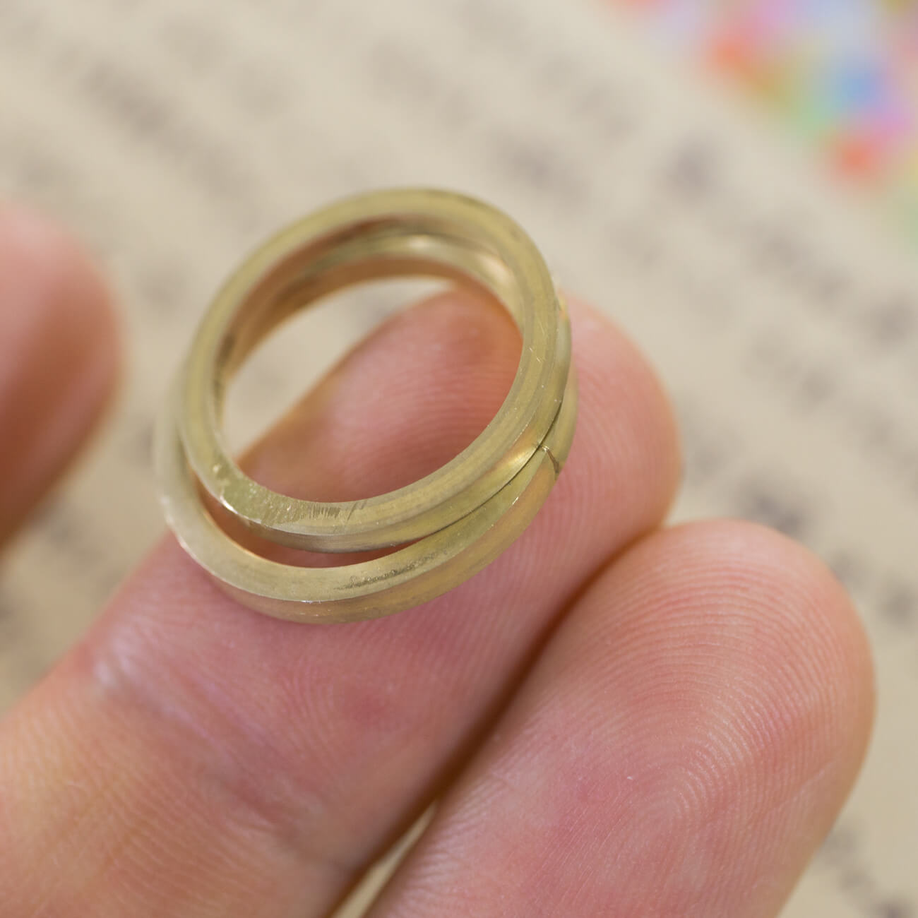 オーダーメイドマリッジリングの制作風景　ジュエリーのアトリエ　手に指輪　ゴールド　屋久島で作る結婚指輪