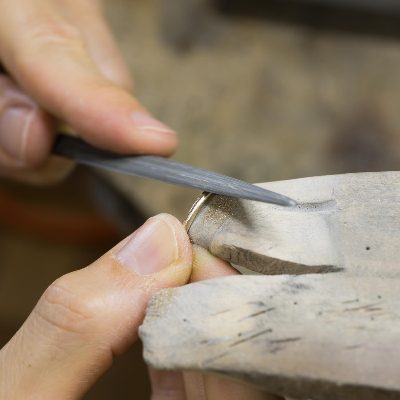 オーダーメイドマリッジリングの制作風景　ジュエリーのアトリエ　指輪をやる利で削る風景　ゴールド　屋久島で作る結婚指輪