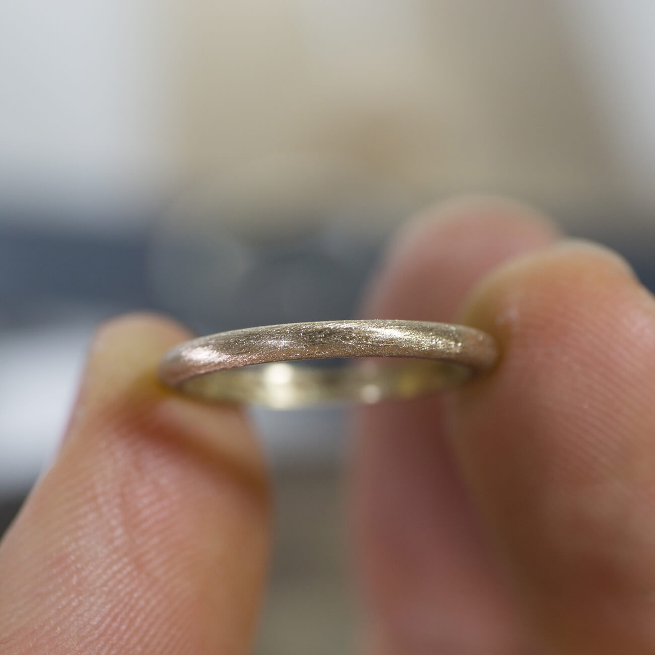 オーダーメイドマリッジリングの制作過程　ジュエリーのアトリエに指輪　　手に持って　ゴールド　屋久島で作る結婚指輪