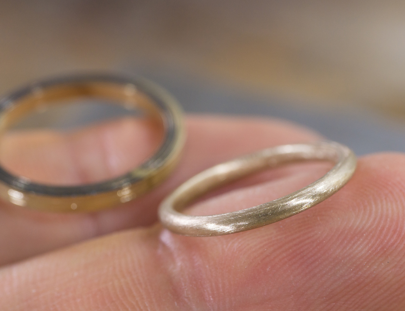オーダーメイドマリッジリングの制作過程　ジュエリーのアトリエに指輪　　手に持って　ゴールド　屋久島で作る結婚指輪