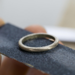 オーダーメイドマリッジリングの制作風景　ジュエリーのアトリエ　紙やすりと指輪　ゴールド　屋久島で作る結婚指輪