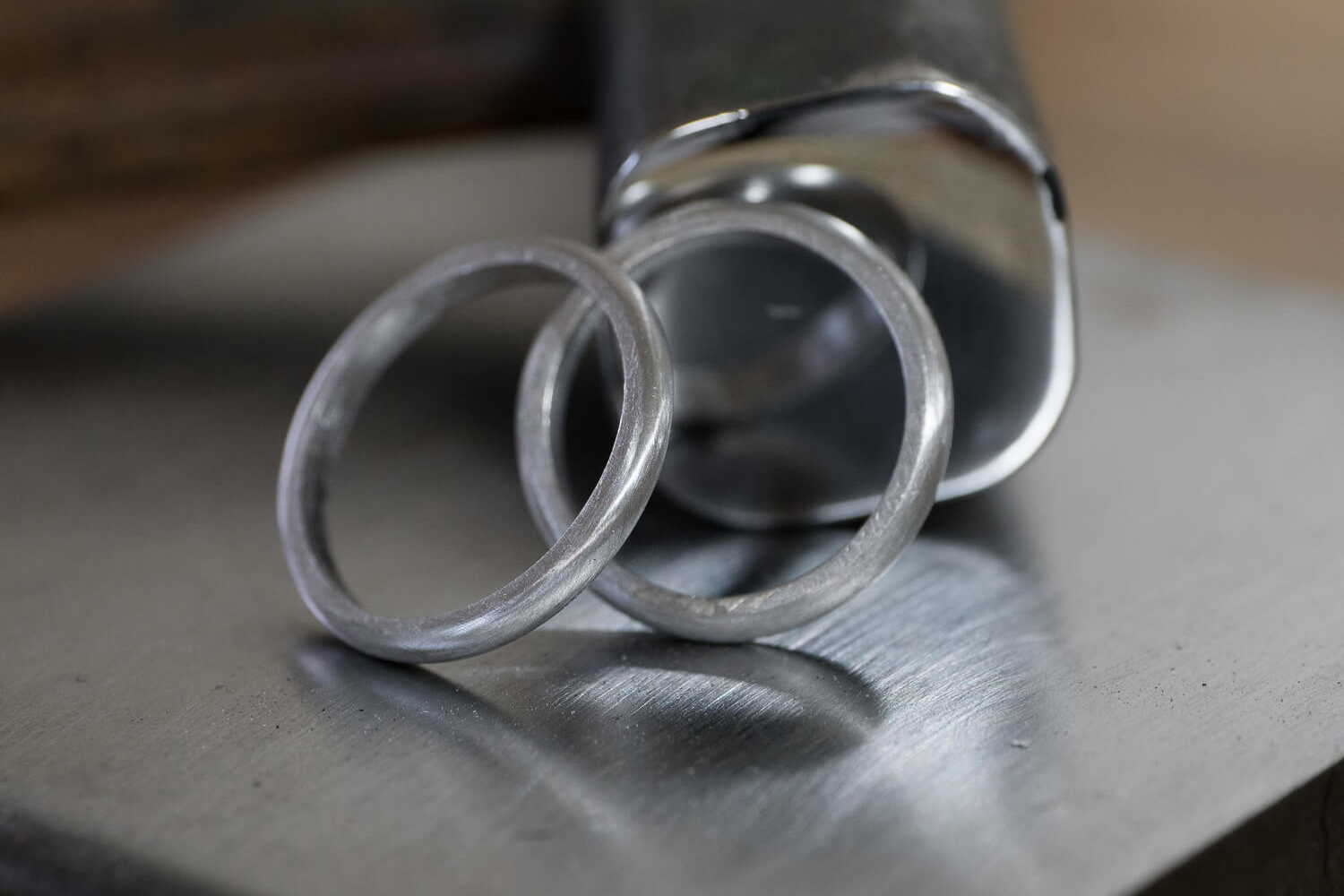 オーダーメイドマリッジリングの制作過程　屋久島ジュエリーのアトリエ　金槌、プラチナリング 　屋久島でつくる結婚指輪