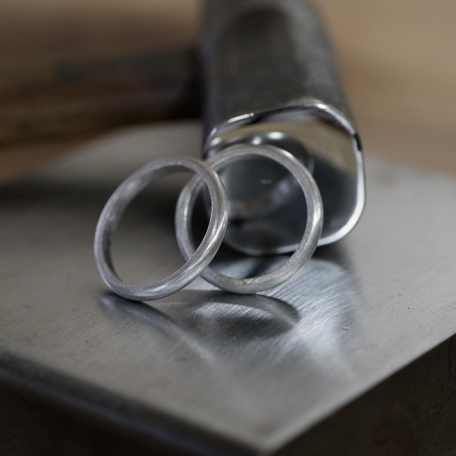 オーダーメイドマリッジリングの制作過程　屋久島ジュエリーのアトリエ　金槌、プラチナリング 　屋久島でつくる結婚指輪