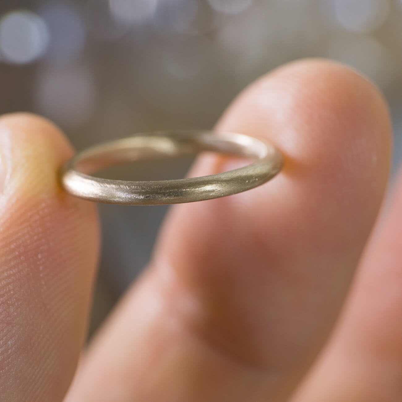 角度２　オーダーメイドマリッジリング　ジュエリーのアトリエ 　手に指輪　ゴールド　屋久島で作る結婚指輪