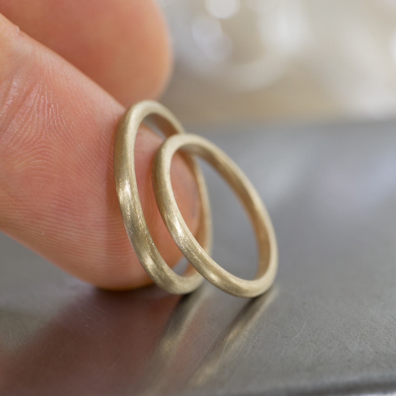 角度２　オーダーメイドマリッジリングの制作風景　ジュエリーのアトリエ　作業場に指輪　ゴールド　屋久島で作る結婚指輪