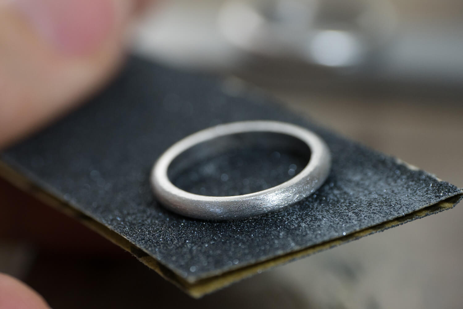 場面３　オーダーメイドマリッジリングの制作過程　屋久島ジュエリーのアトリエ　プラチナ　屋久島でつくる結婚指輪