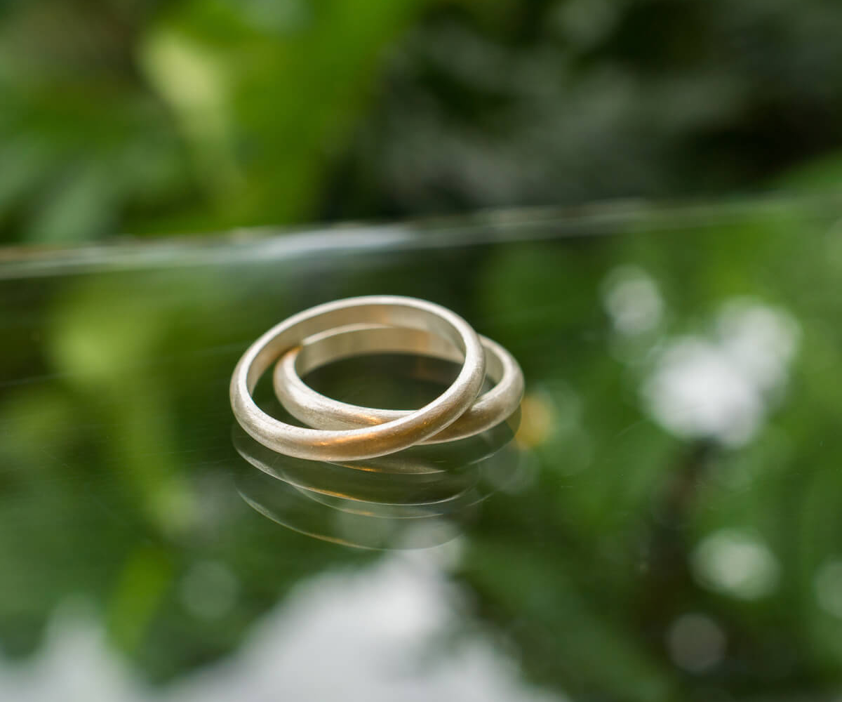屋久島しずくギャラリー　ジュエリーのディスプレイ　シルバーリング　オーダーメイドマリッジリングのサンプル　屋久島でつくる結婚指輪