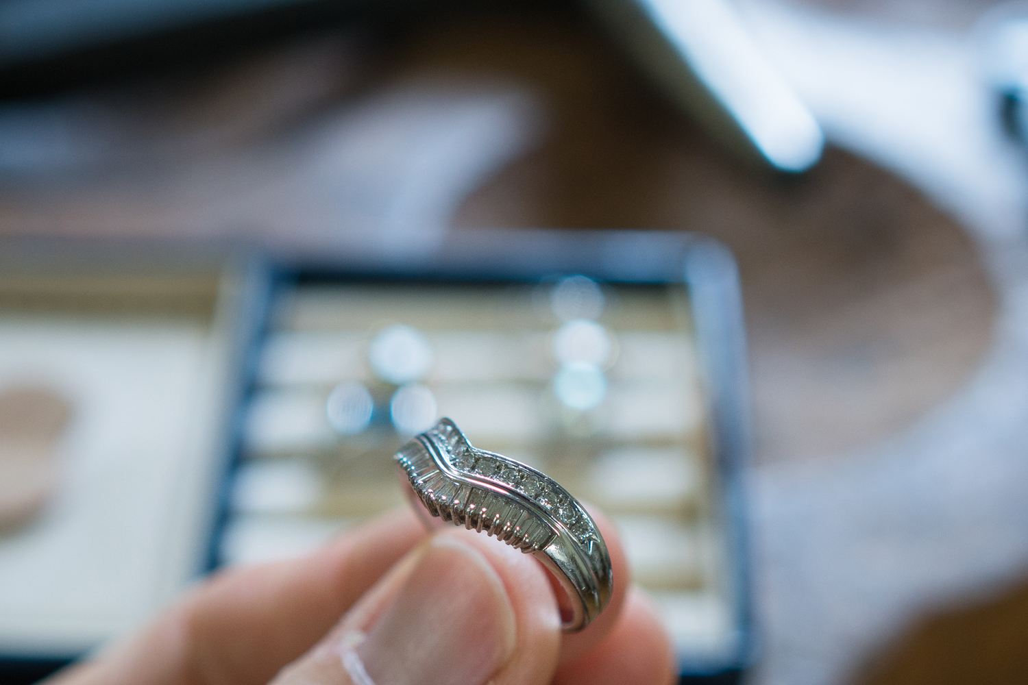 オーダーメイド リメイクジュエリーの制作過程 屋久島ジュエリーのアトリエ　プラチナリング 手に、ダイヤモンド　屋久島でつくる結婚指輪
