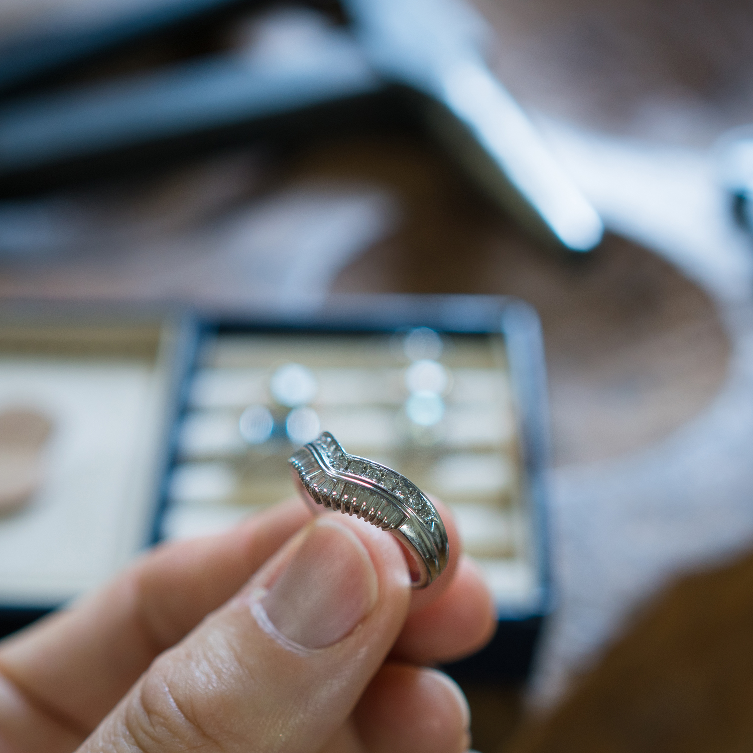 オーダーメイド リメイクジュエリーの制作過程 屋久島ジュエリーのアトリエ　プラチナリング 手に、ダイヤモンド　屋久島でつくる結婚指輪