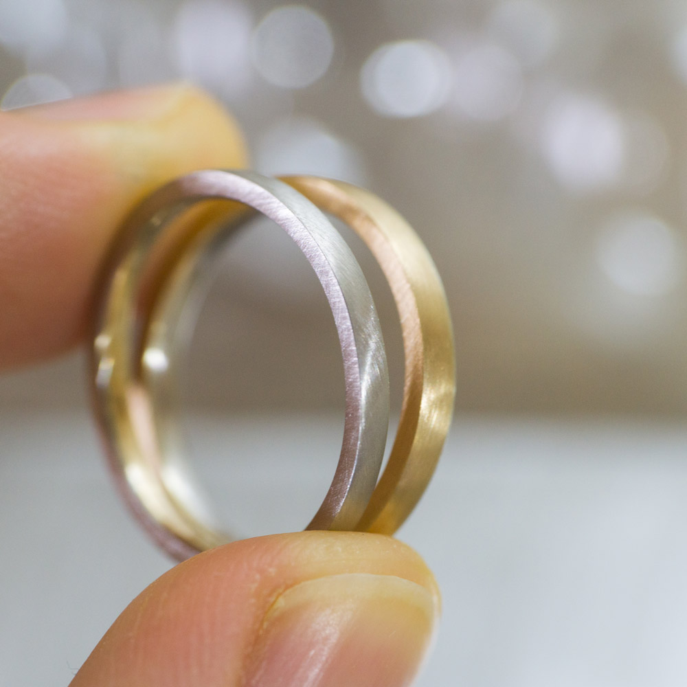 作業風景　屋久島でつくる結婚指輪　手に持って　プラチナ、ゴールド