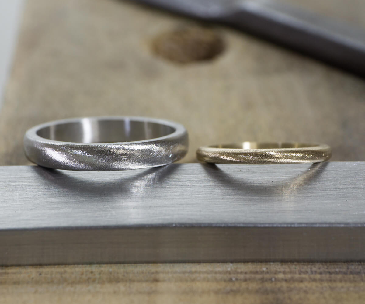 オーダーメイド結婚指輪の制作風景　ジュエリーのアトリエに指輪　ゴールド、プラチナ　屋久島でつくる結婚指輪