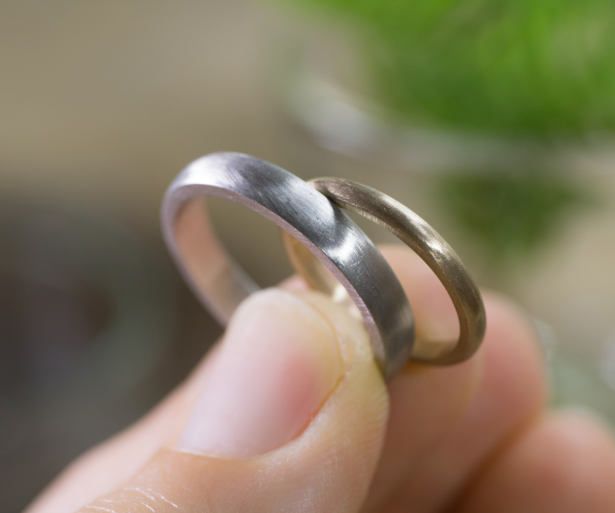 オーダーメイドマリッジリング　手に持って　ジュエリーのアトリエ　プラチナ、ゴールド　屋久島でつくる結婚指輪