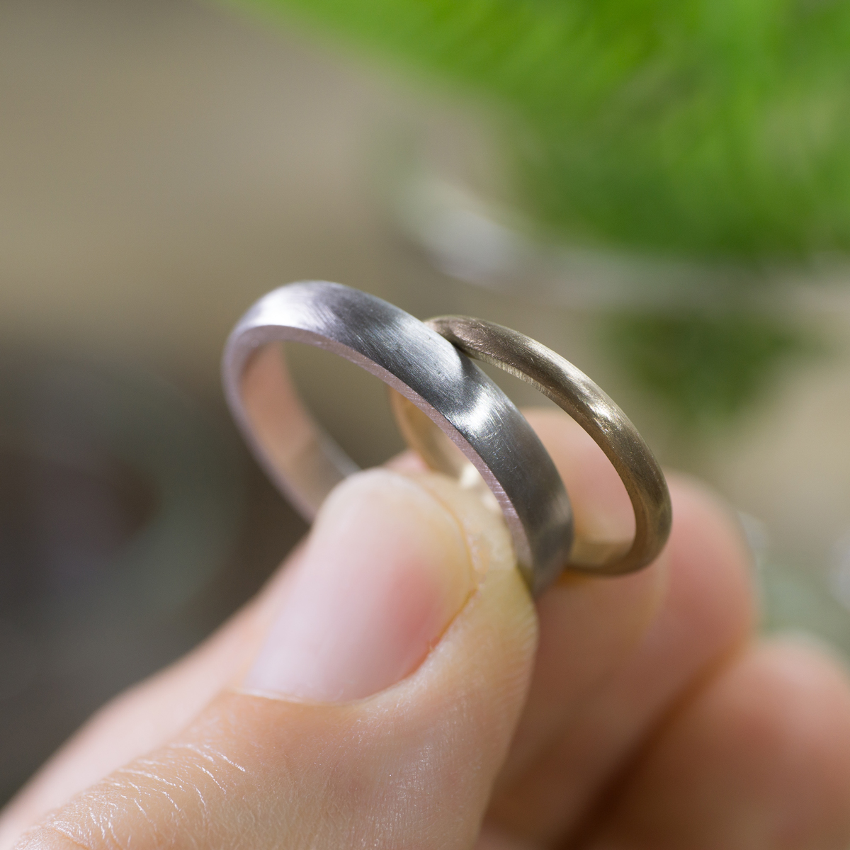 オーダーメイドマリッジリング　手に持って　ジュエリーのアトリエ　プラチナ、ゴールド　屋久島でつくる結婚指輪