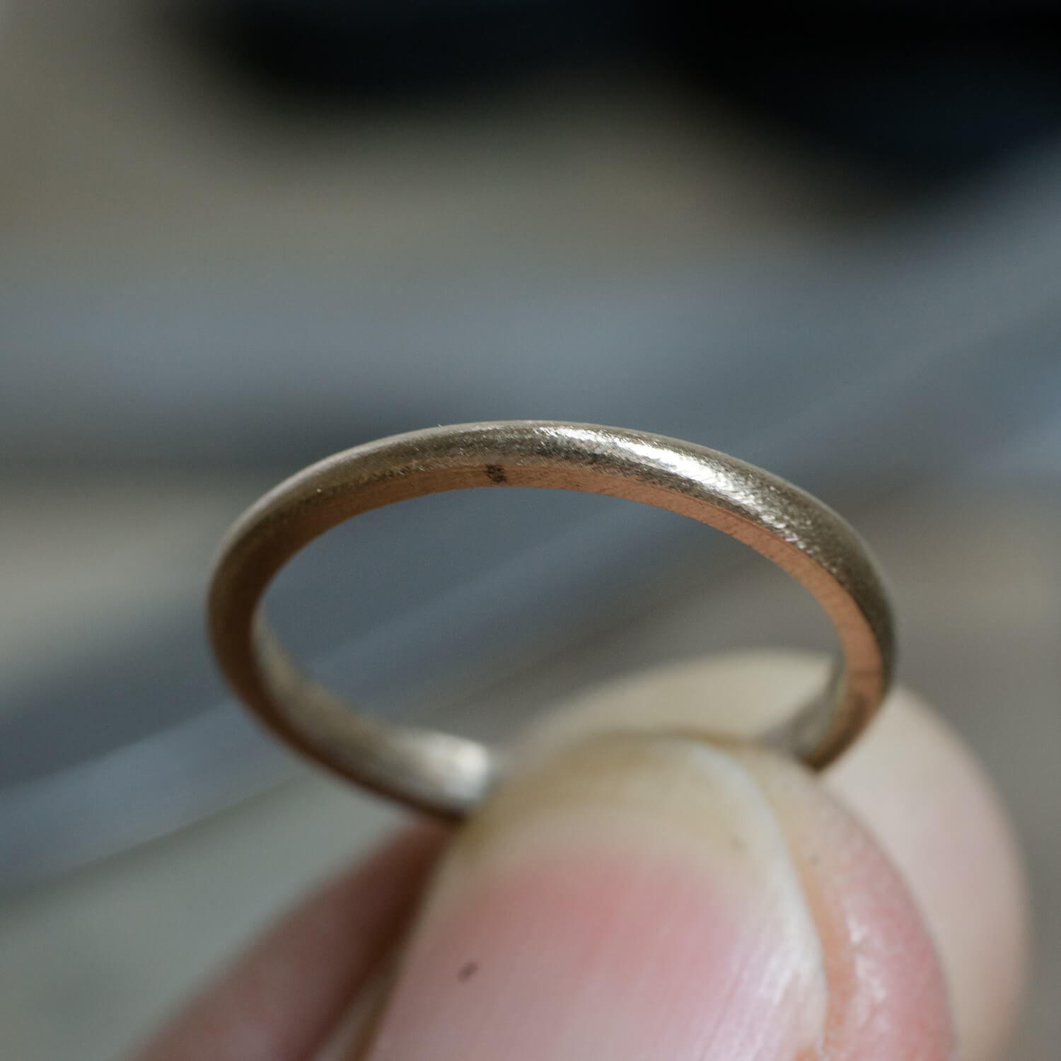 場面５　オーダーメイドマリッジリングの制作風景　屋久島ジュエリーのアトリエ　ゴールド　屋久島のシダモチーフ　屋久島でつくる結婚指輪