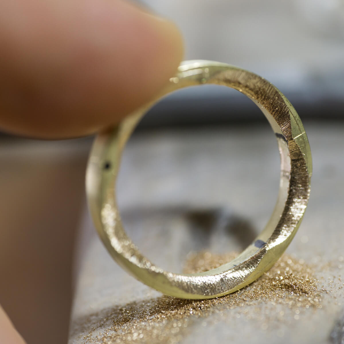 オーダーメイドマリッジリングの制作風景　ジュエリーのアトリエ　作業場に指輪　ゴールド　屋久島で作る結婚指輪
