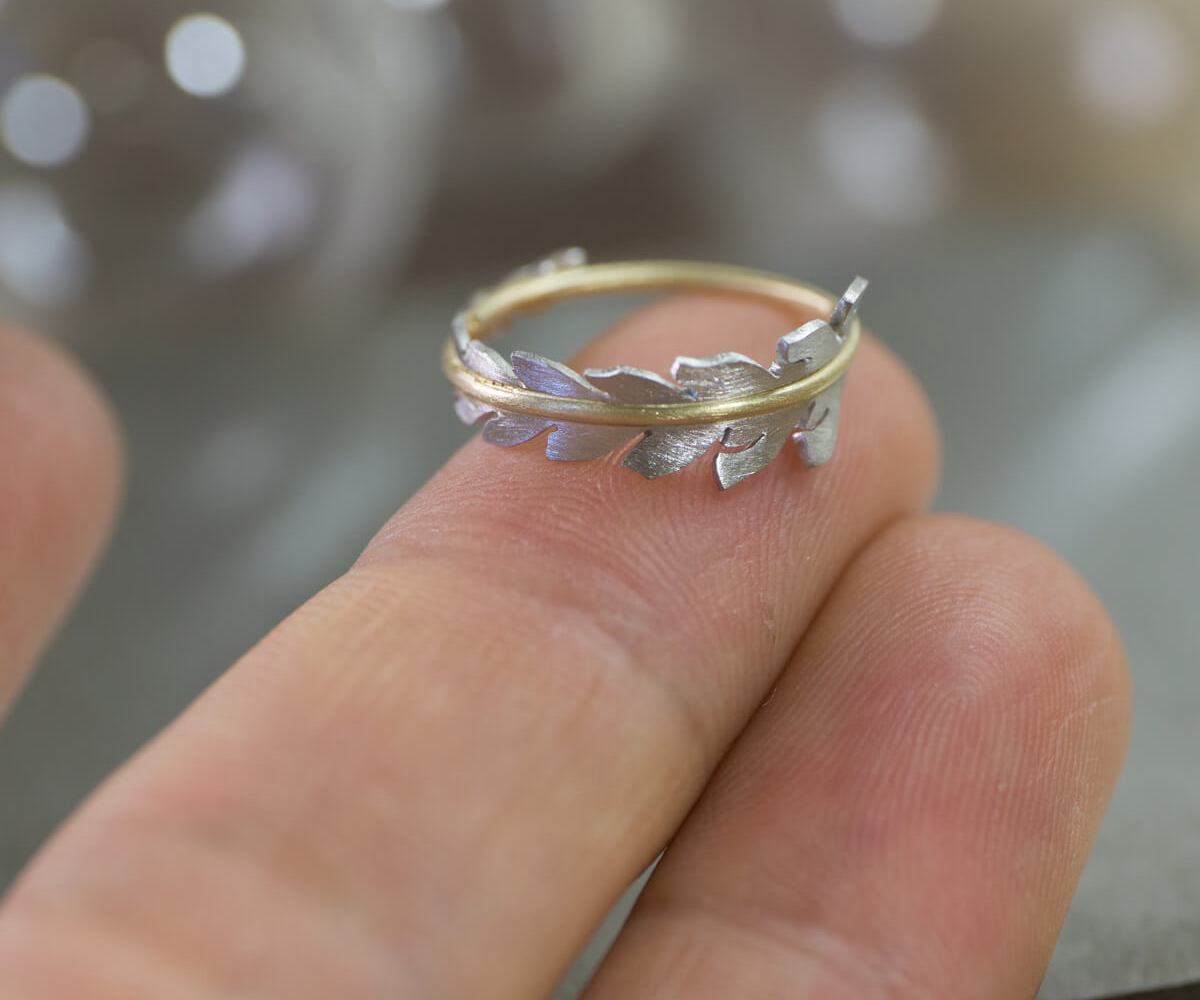 オーダーメイドエンゲージリングの制作風景　ジュエリーのアトリエ　シダの指輪　手に乗せる　屋久島でつくる結婚指輪　プラチナ、ゴールド
