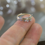 オーダーメイドエンゲージリングの制作風景　ジュエリーのアトリエ　シダの指輪　手に乗せる　屋久島でつくる結婚指輪　プラチナ、ゴールド