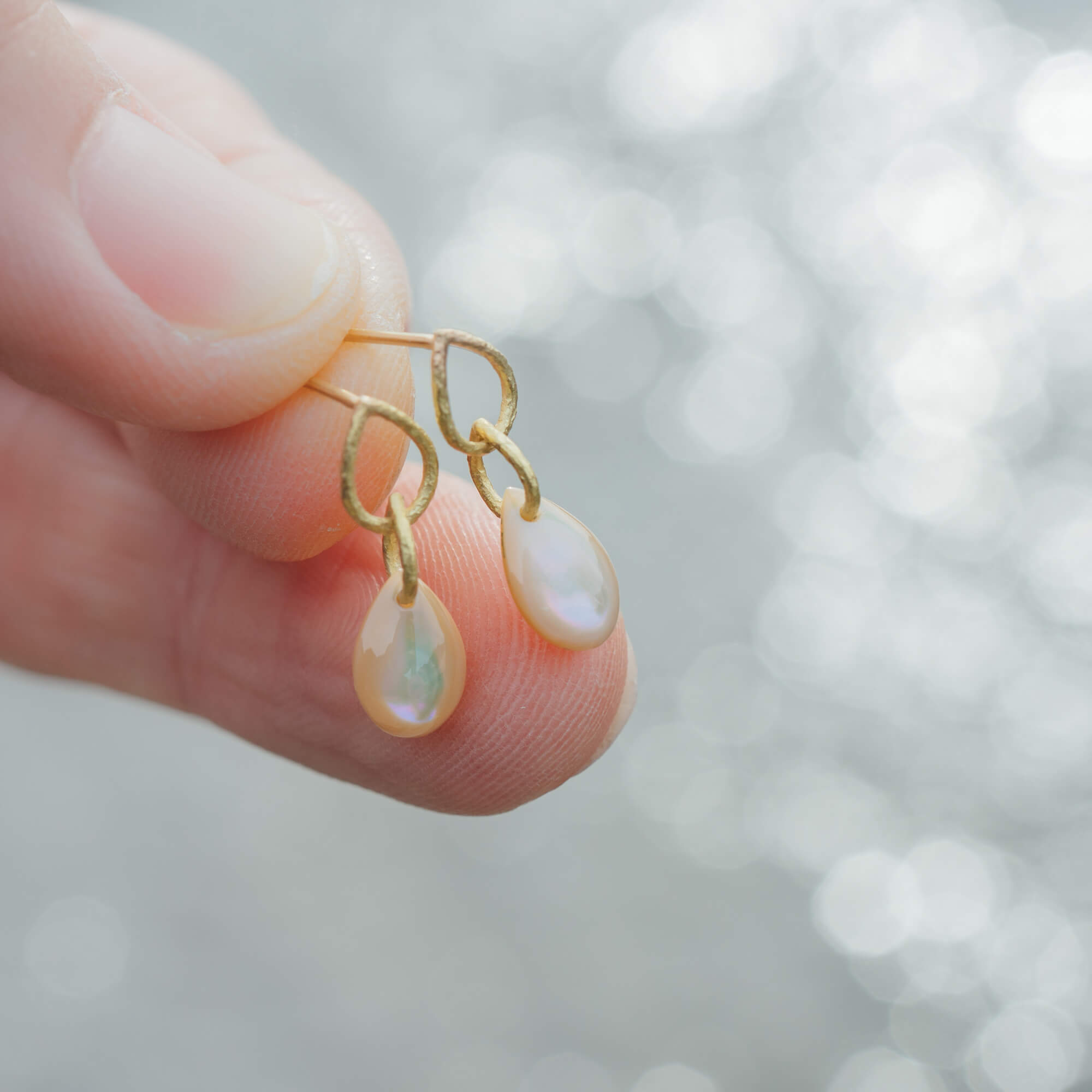 屋久島の夜光貝とゴールドで作りました。むっちゃ神秘的、“海のしずくピアス” |  屋久島,ジュエリー,オーダーメイドのマリッジリング（結婚・婚約指輪）制作 | Kei Nakamura Jewellery Blog