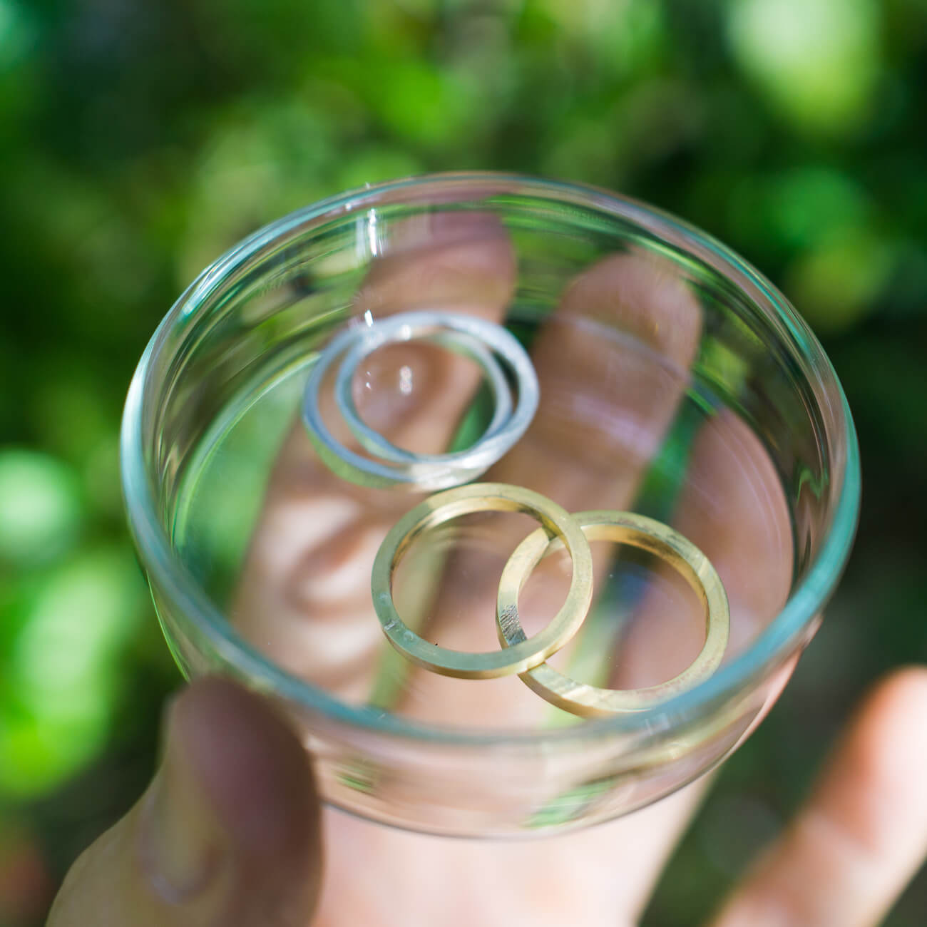 オーダーメイドマリッジリング　屋久島の緑バック　ガラスの中、手に持って　シルバー、ゴールド　屋久島で作る結婚指輪