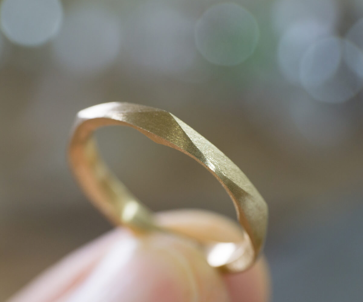 てにっ持って　角度１　オーダーメイドマリッジリング　ジュエリーのアトリエに指輪　ゴールド　屋久島で作る結婚指輪