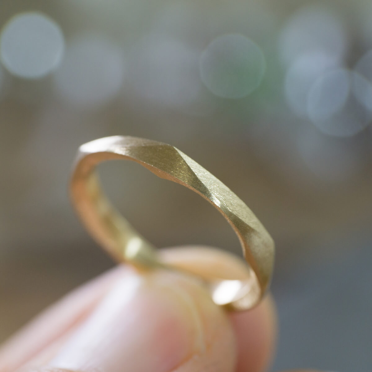 てにっ持って　角度１　オーダーメイドマリッジリング　ジュエリーのアトリエに指輪　ゴールド　屋久島で作る結婚指輪