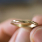 オーダーメイドマリッジリングの制作風景　ジュエリーのアトリエ　手に指輪　お花モチーフ　ゴールド　屋久島で作る結婚指輪