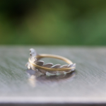 屋久島の緑バック　オーダーメイドエンゲージリング　ジュエリーのアトリエ　屋久島のシダモチーフ　ゴールド、プラチナ　屋久島でつくる婚約指輪