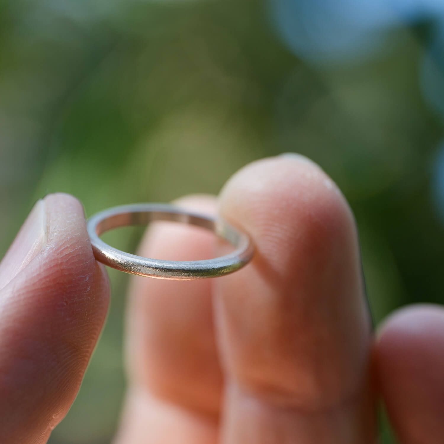 オーダーメイドマリッジリングの制作風景　屋久島の緑バック　ゴールド　屋久島でつくる結婚指輪